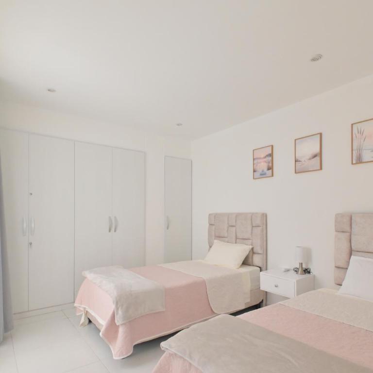 Modern Apartment, 5 Min airport, 10 Min Old Town - Three-Bedroom Apartment - 5