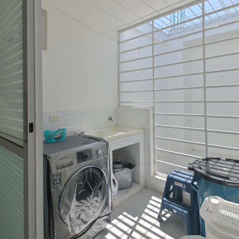 Modern Apartment, 5 Min airport, 10 Min Old Town - Three-Bedroom Apartment - 16