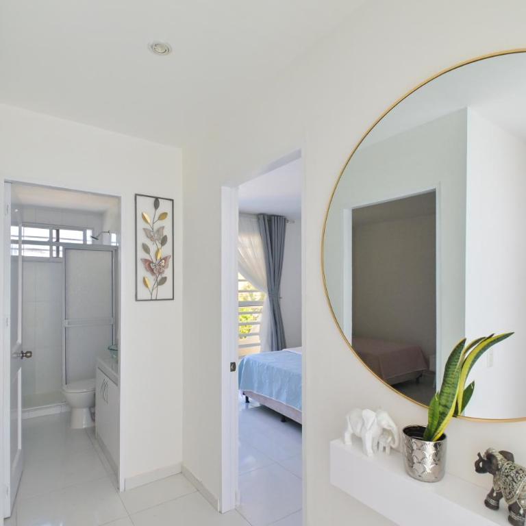Modern Apartment, 5 Min airport, 10 Min Old Town - Three-Bedroom Apartment - 9