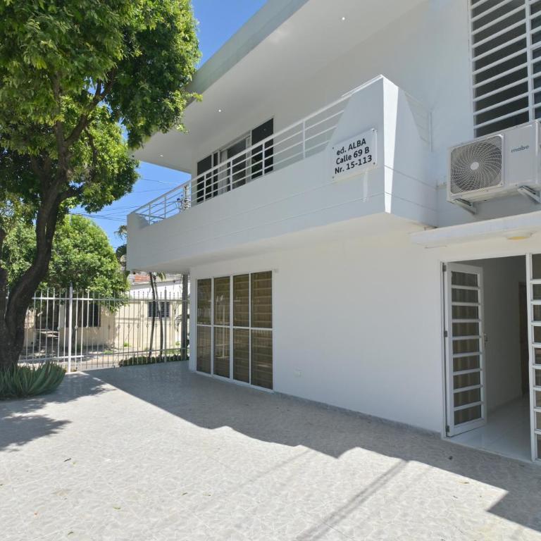 Modern Apartment, 5 Min airport, 10 Min Old Town - Three-Bedroom Apartment - 1