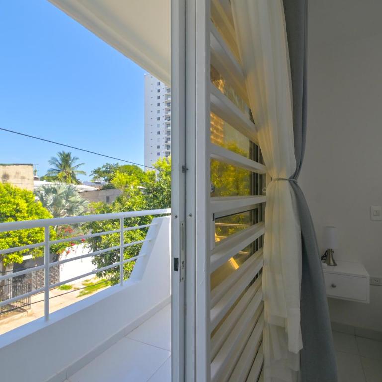 Modern Apartment, 5 Min airport, 10 Min Old Town - Three-Bedroom Apartment - 12