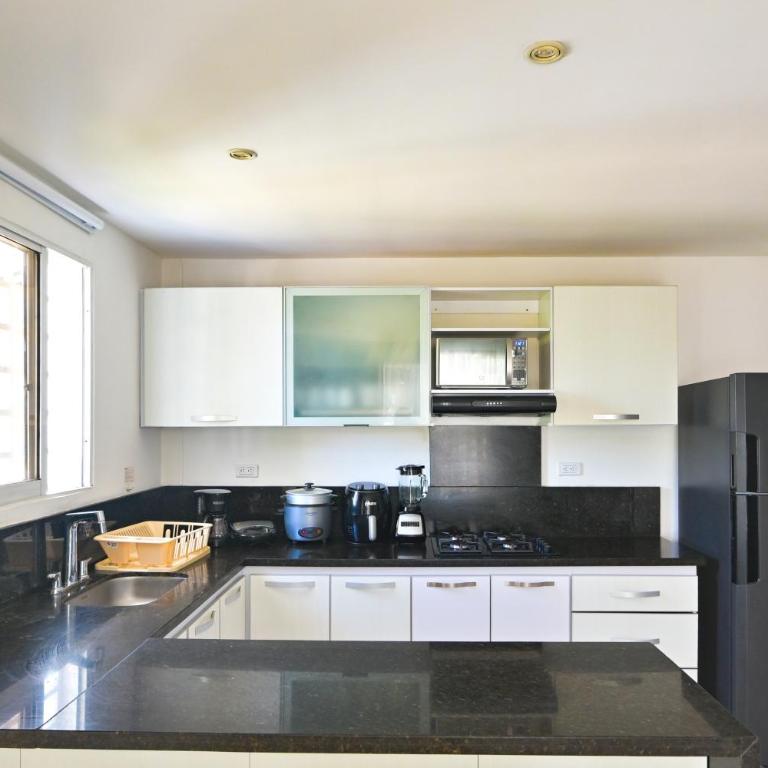 Modern Apartment, 5 Min airport, 10 Min Old Town - Three-Bedroom Apartment - 13