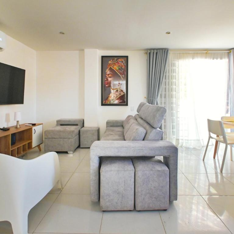 Modern Apartment, 5 Min airport, 10 Min Old Town - Three-Bedroom Apartment - 15