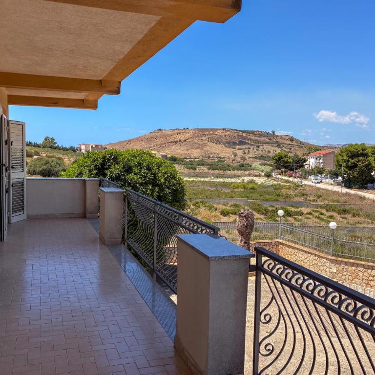 Coastal Villa Retreat Steps from Scala Dei Turchi - Villa - 40