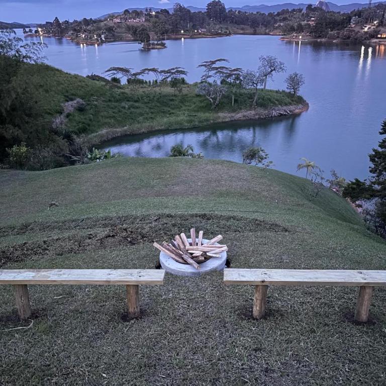 Cabaña Guatapé, WIFI, area de trabajo, muelle privado y acceso directo al lago - Casa de 4 dormitorios - 75