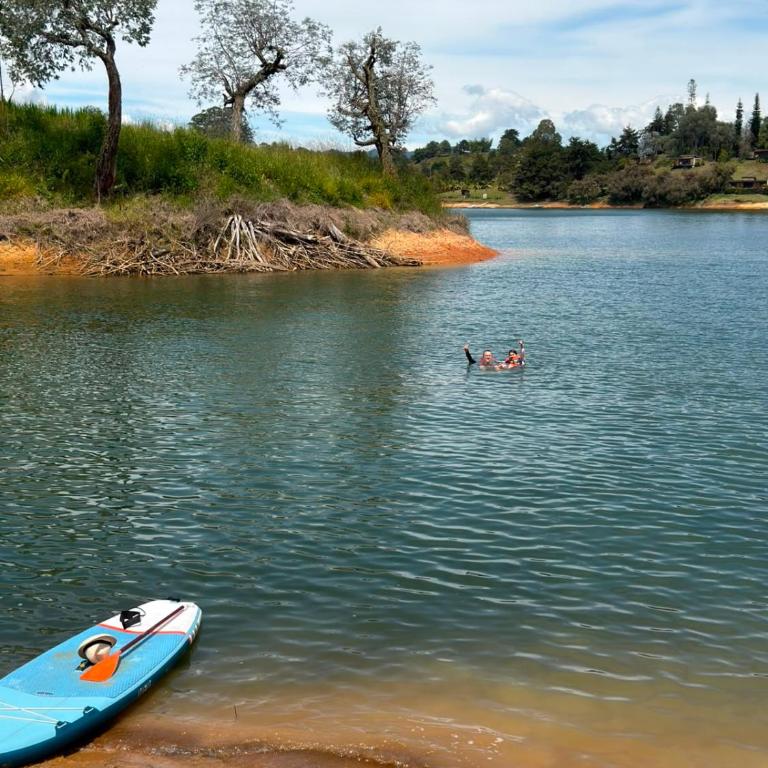 Cabaña Guatapé, WIFI, area de trabajo, muelle privado y acceso directo al lago - Casa de 4 dormitorios - 80