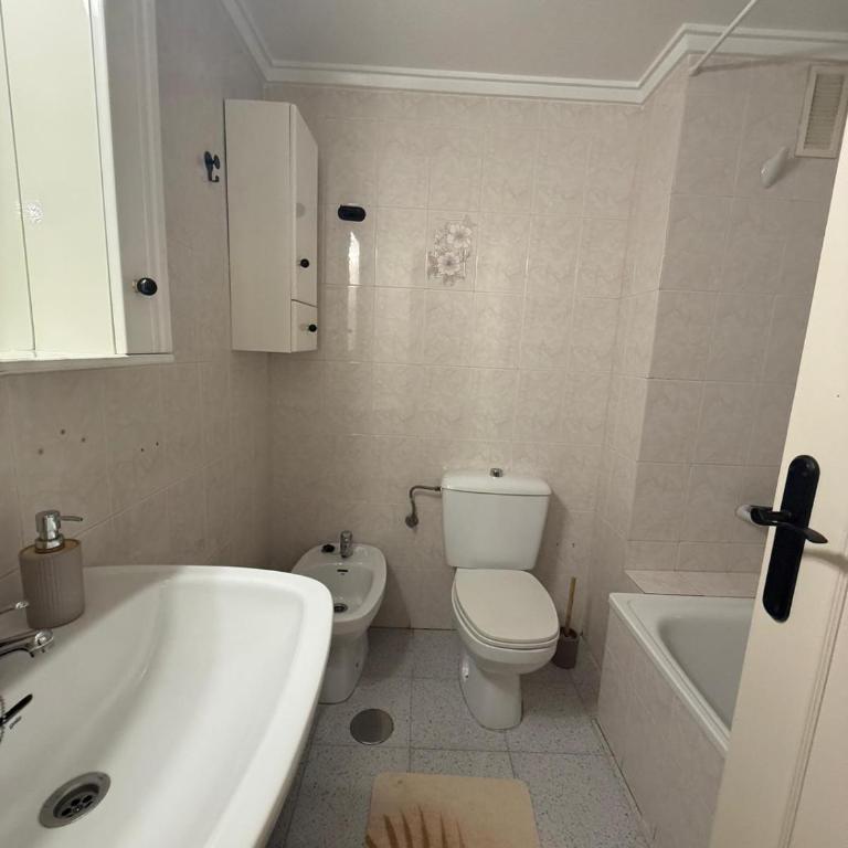 Sunny Apartament with Pool & Beach - Three-Bedroom Apartment Suite - 9
