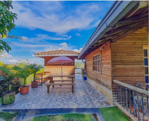 Cabaña Guatapé, WIFI, area de trabajo, muelle privado y acceso directo al lago - Casa de 4 dormitorios - 1