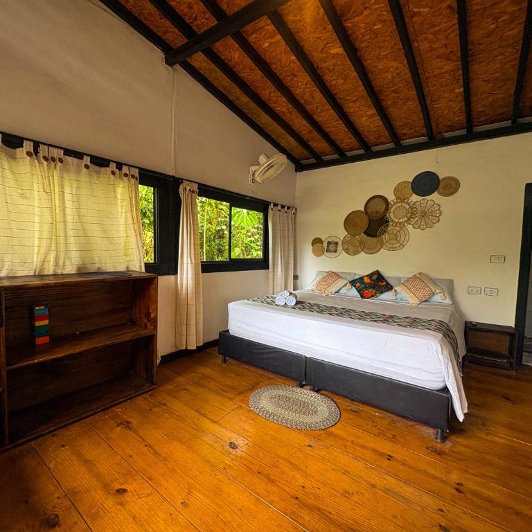Lodge Cacao - Habitación con cama extragrande y vistas a la montaña - 3