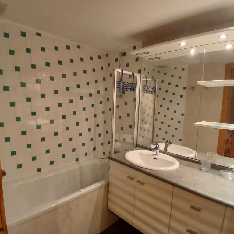 Appartement spacieux - 8 pers, cœur station - Three-Bedroom Apartment - 11