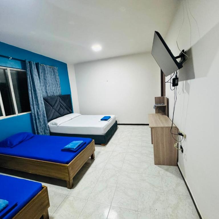 CASA HOTEL ASL HOME CALI NORTE - Sector Santa Mónica Residencial - Habitación Doble con baño privado externo - 2 camas - 4