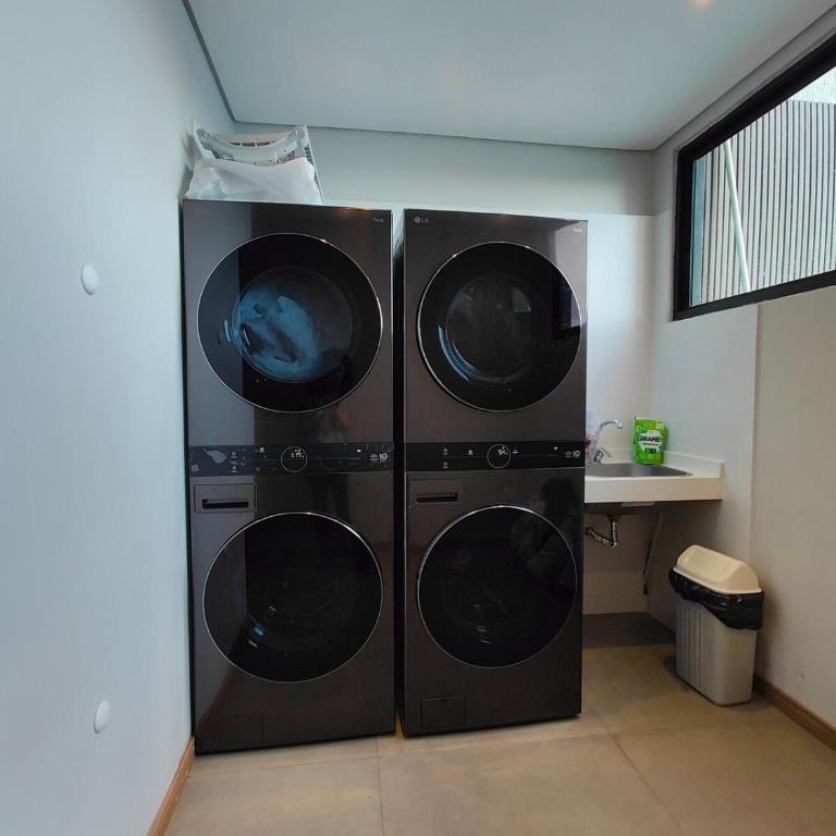 Modern Studio with King Bed and WiFi - One-Bedroom Apartment - 4