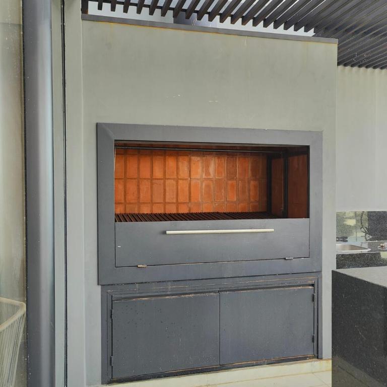 Modern Studio with King Bed and WiFi - One-Bedroom Apartment - 8