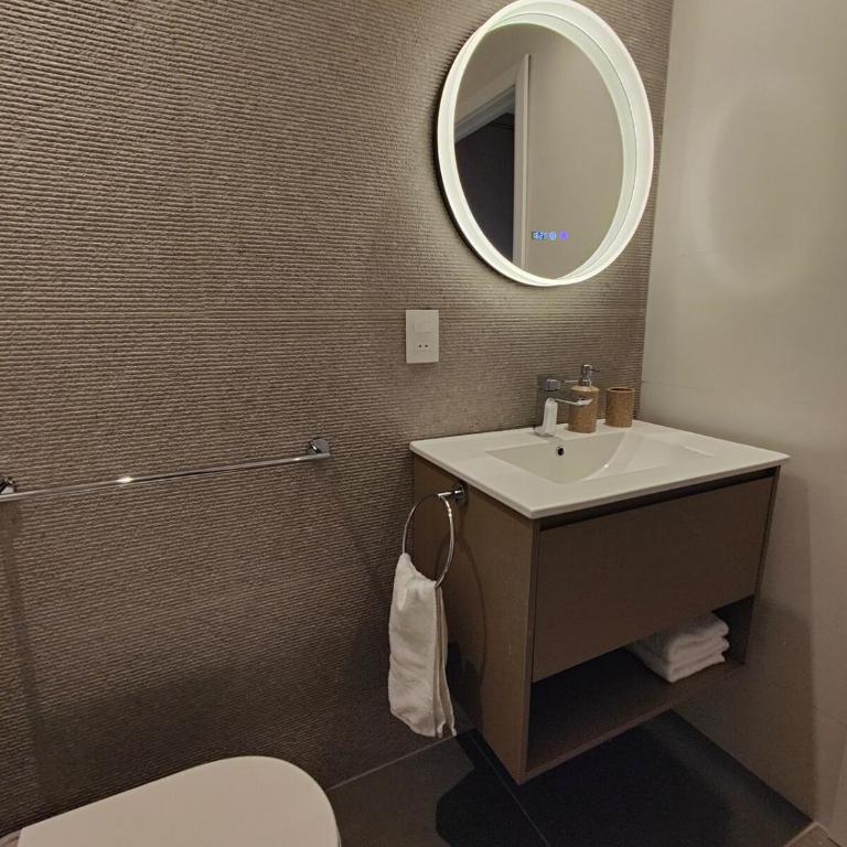Modern Studio with King Bed and WiFi - One-Bedroom Apartment - 11