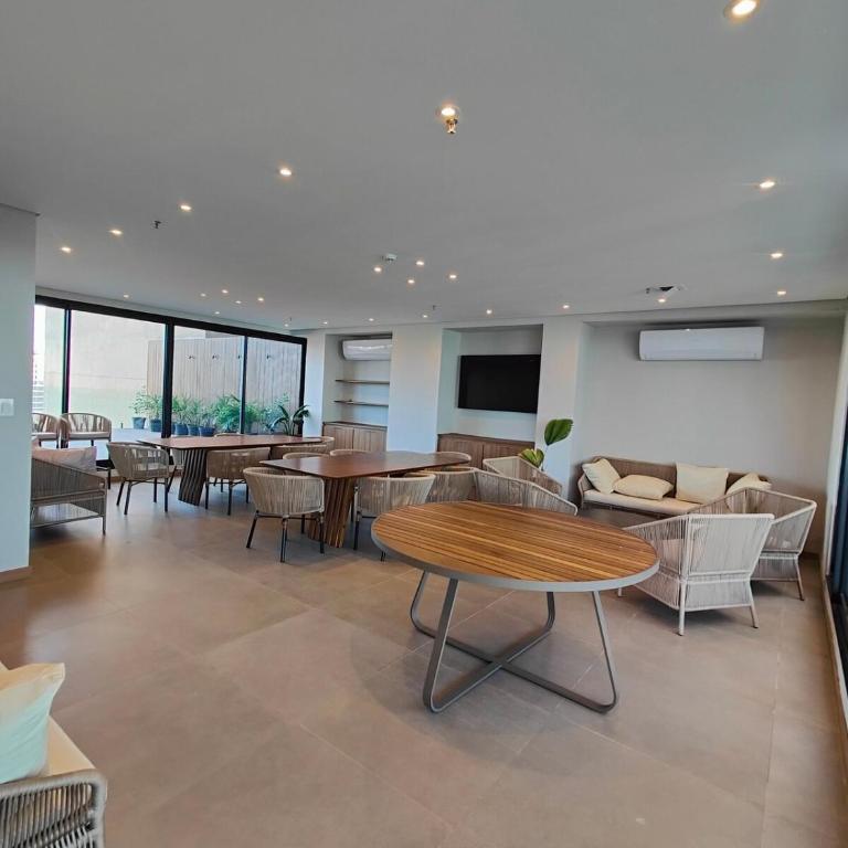 Modern Studio with King Bed and WiFi - One-Bedroom Apartment - 27