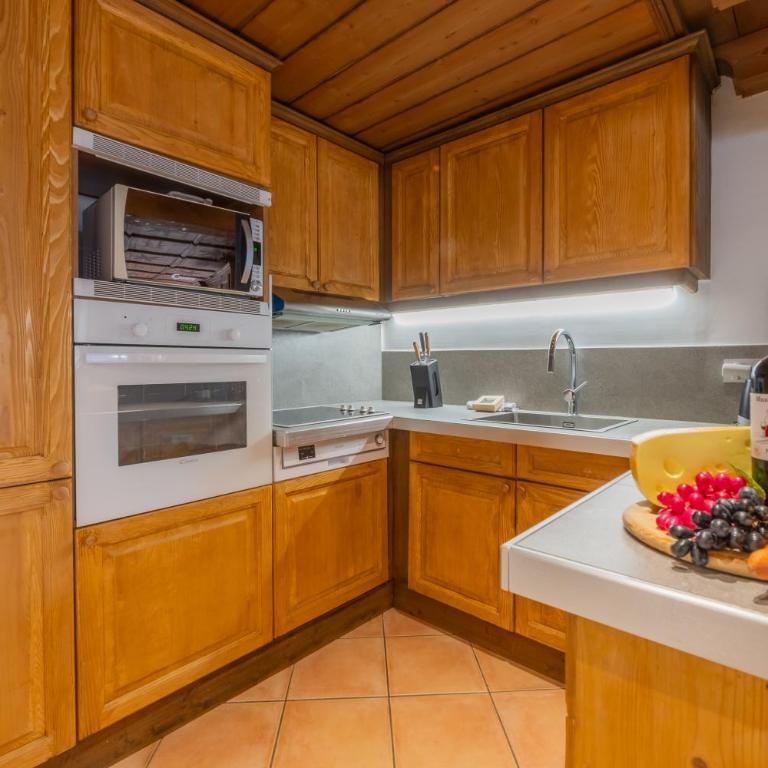 Le Cristal MB13 Mountain View, Pool, Parking & Free WiFi - Happy Rentals - Deluxe Apartment - 6