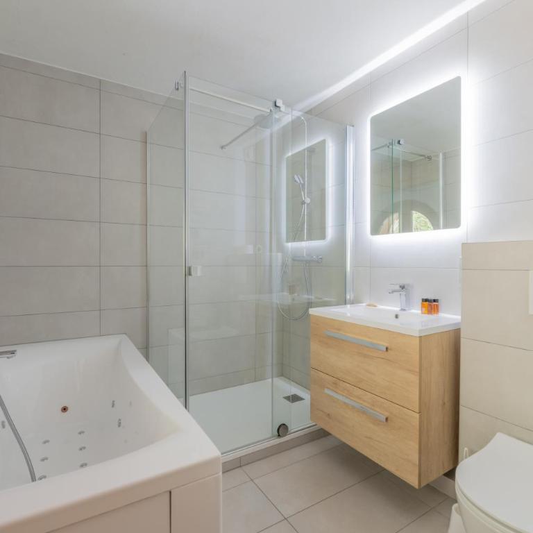 Le Cristal MB13 Mountain View, Pool, Parking & Free WiFi - Happy Rentals - Deluxe Apartment - 8