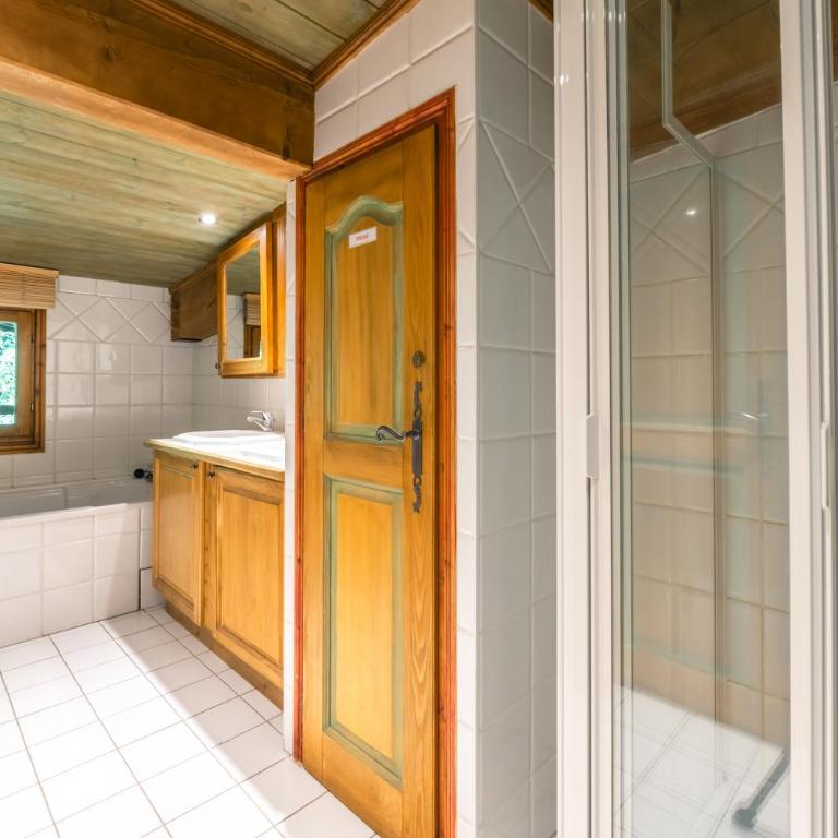Le Cristal MB13 Mountain View, Pool, Parking & Free WiFi - Happy Rentals - Deluxe Apartment - 10