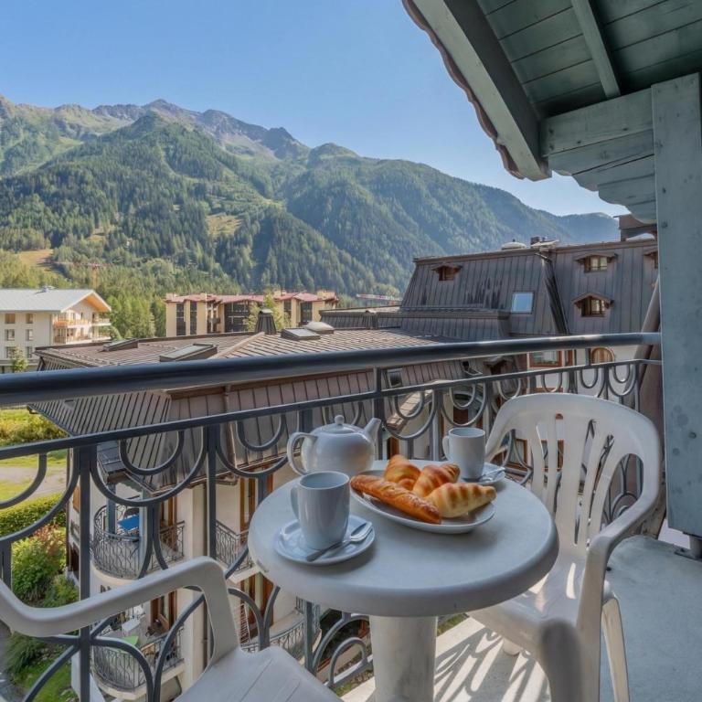 Le Cristal GM20 Mountain View, Pool, Private Sauna & Parking - Happy Rentals - Apartment with Balcony - 10