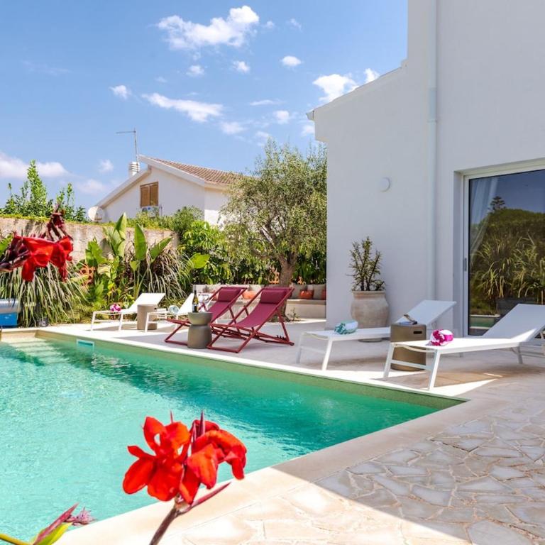 Villa with Private Saltwater Pool Near The Beach - Three-Bedroom Villa - 9