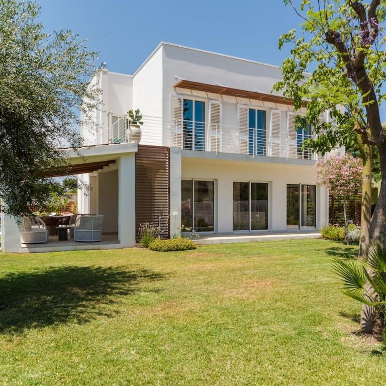 Villa with Private Saltwater Pool Near The Beach - Three-Bedroom Villa - 25