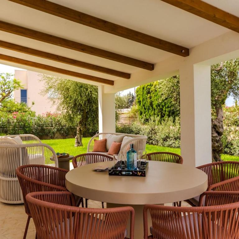 Villa with Private Saltwater Pool Near The Beach - Three-Bedroom Villa - 27