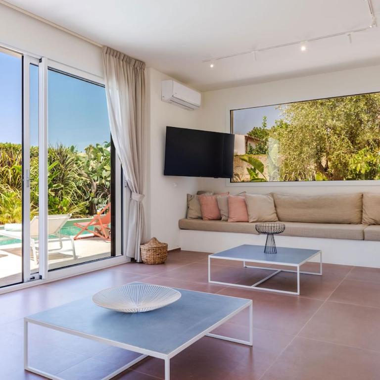 Villa with Private Saltwater Pool Near The Beach - Three-Bedroom Villa - 36