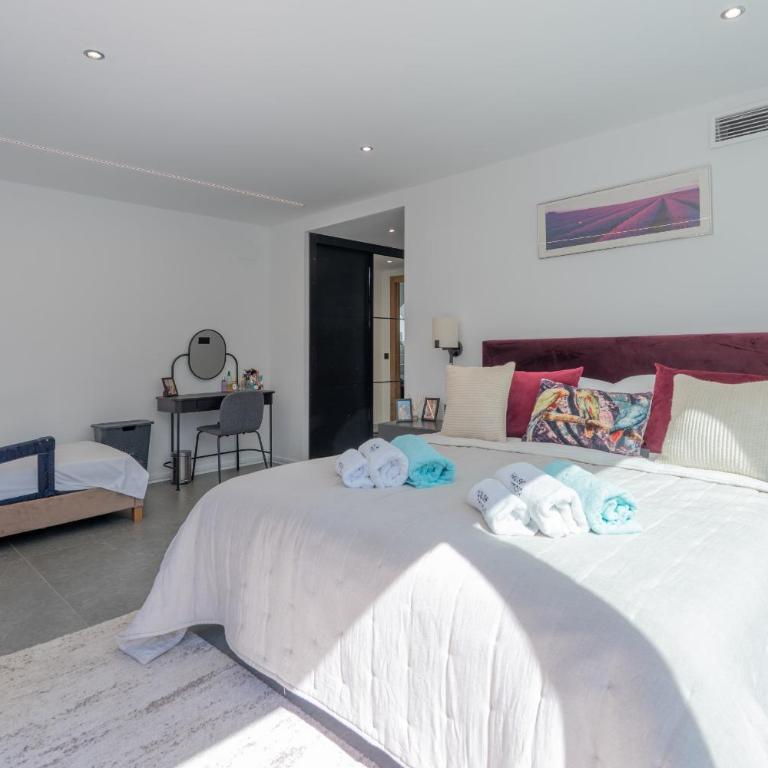 Villa Karma -Elegant Villa with Pool, Garden & Mul - Villa - 40