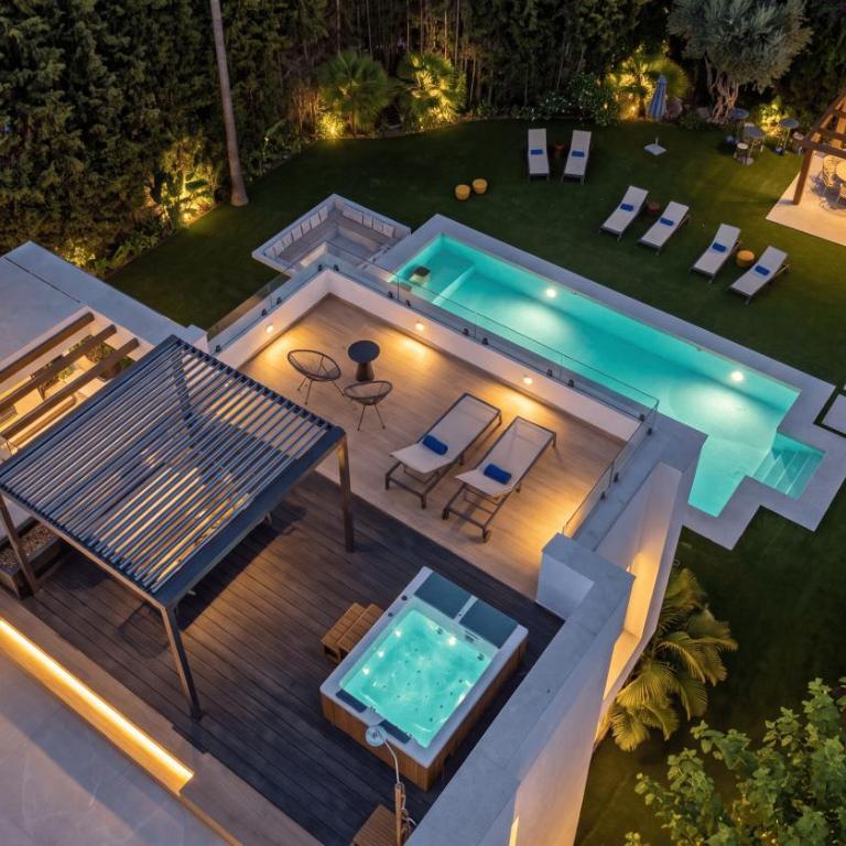 VACATION MARBELLA I Villa Confort, Private Heated Pool, Rooftop Jacuzzi, Gym, 5min Drive to the Beach, BBQ, 7 BDRS, Luxury Villa - Villa Superior - 11