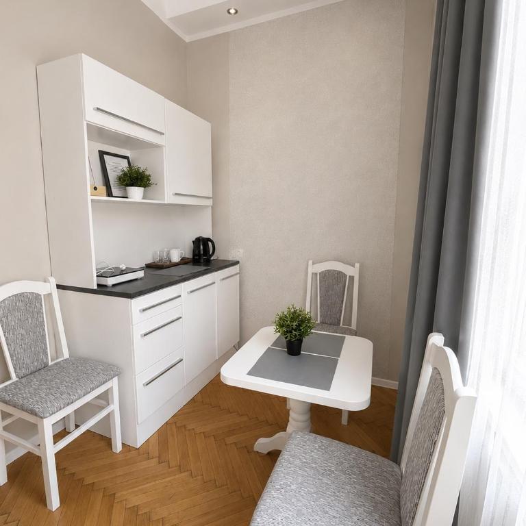 Nice 5 Apartments - Deluxe Triple Room - 7