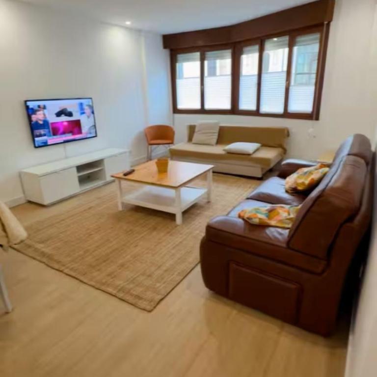 luminoso y centrico confortllanes - Apartamento de 2 dormitorios con vistas a la ciudad - 1