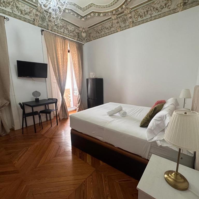 Sol House Madrid - Deluxe Doppelzimmer mit Balkon - 9