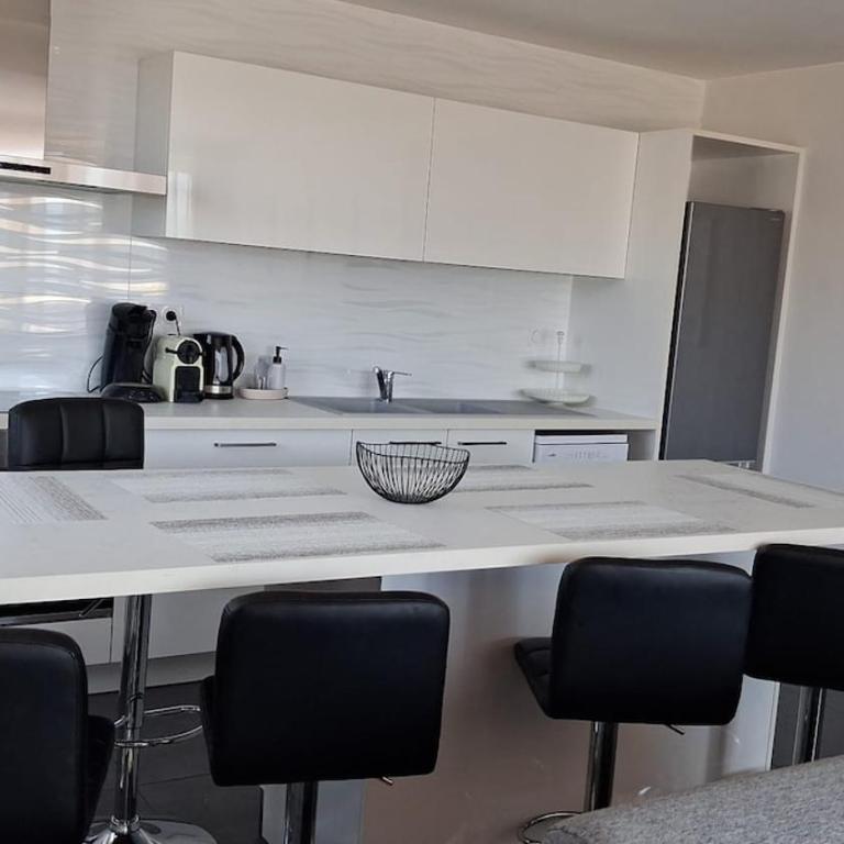 Panoramic 2BR Apartment Center Free Parking Balcony - Apartamento de 3 dormitorios - 4