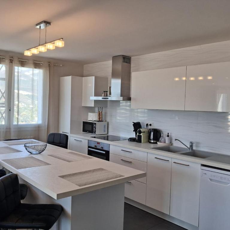 Panoramic 2BR Apartment Center Free Parking Balcony - Apartamento de 3 dormitorios - 6