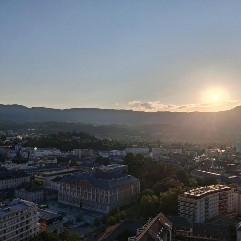 Panoramic 2BR Apartment Center Free Parking Balcony - Apartamento de 3 dormitorios - 12