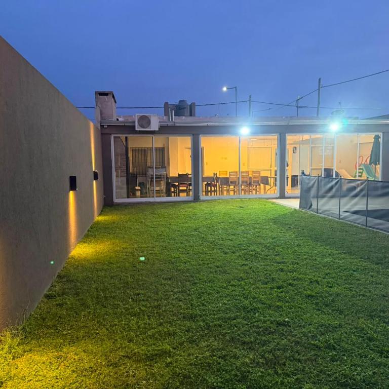 Casa quinta moderna, con pileta, parrilla, galería, 2 habitaciones, todos los servicios - One-Bedroom House - 18