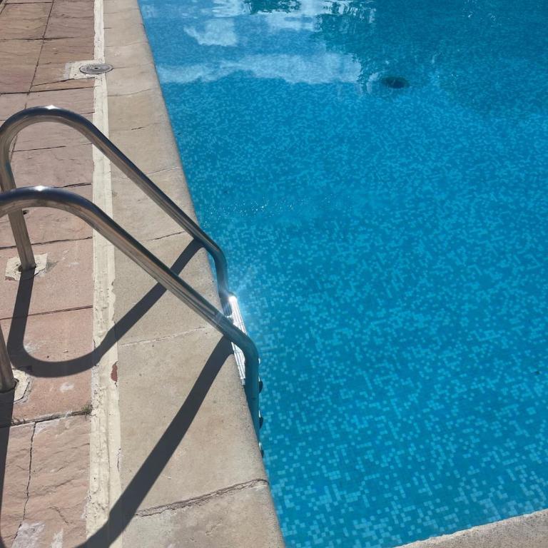 Studio Cosy avec Piscine & Parking au Cœur Fréjus - Appartement 1 Chambre - 3
