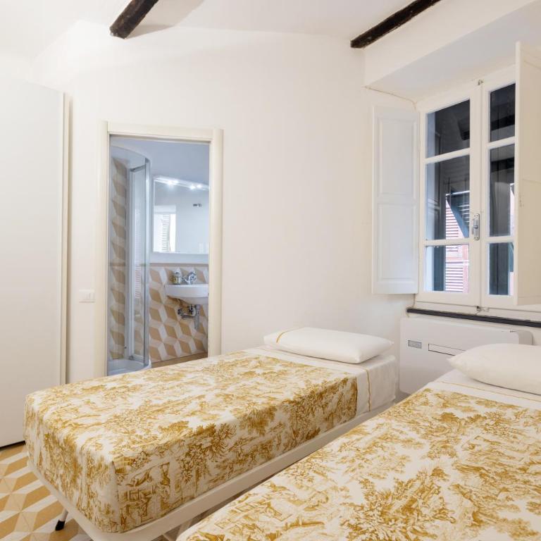 "Marina Apartment" in Vernazza Historic, Restored, Beachfront, 2nd floor, 2 Aircondo BDR, 2BHT, rare Private Garage 300 mt far, 200 mt from train - Two-Bedroom Apartment - 6
