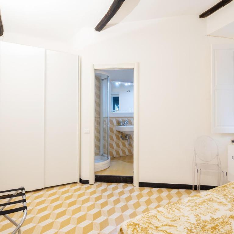 "Marina Apartment" in Vernazza Historic, Restored, Beachfront, 2nd floor, 2 Aircondo BDR, 2BHT, rare Private Garage 300 mt far, 200 mt from train - Two-Bedroom Apartment - 33
