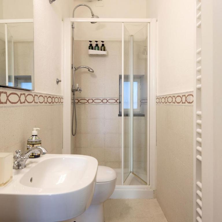 "Marina Apartment" in Vernazza Historic, Restored, Beachfront, 2nd floor, 2 Aircondo BDR, 2BHT, rare Private Garage 300 mt far, 200 mt from train - Two-Bedroom Apartment - 32