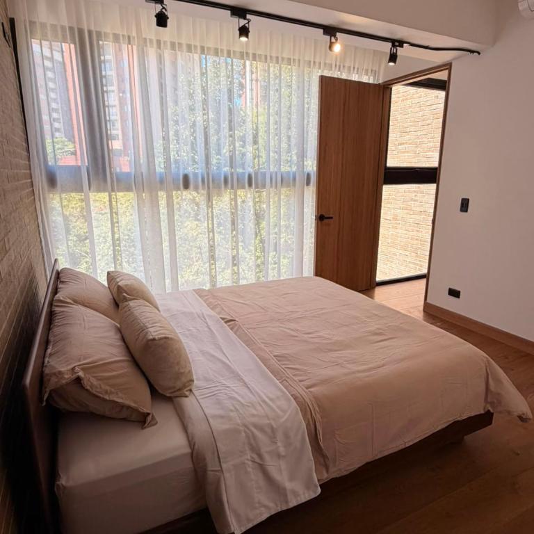 Altitud Medellín View Living - Deluxe Double Room with Balcony - 1