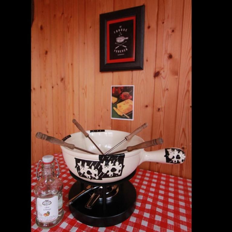 Alpine Escape with Swiss Fondue Hut and Mountain Views - Apartment mit 3 Schlafzimmern und Balkon - 19
