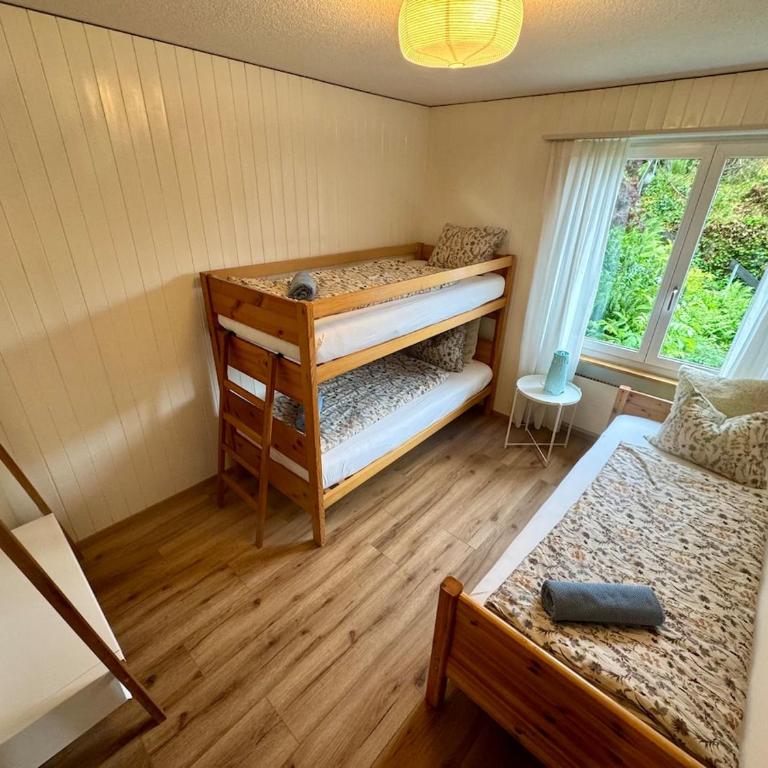 Alpine Escape with Swiss Fondue Hut and Mountain Views - Apartment mit 3 Schlafzimmern und Balkon - 12