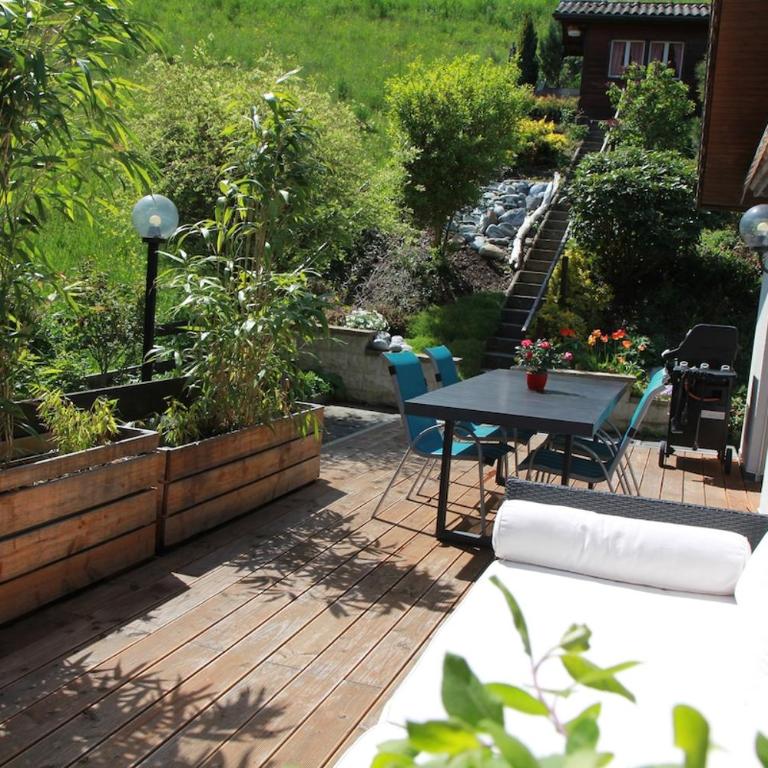 Alpine Escape with Swiss Fondue Hut and Mountain Views - Apartment mit 3 Schlafzimmern und Balkon - 15