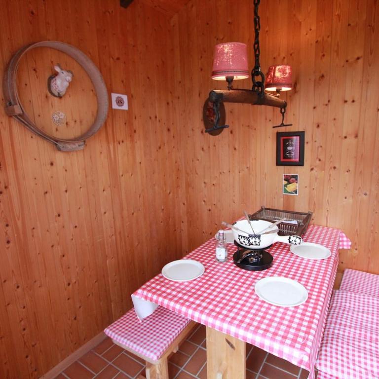 Alpine Escape with Swiss Fondue Hut and Mountain Views - Apartment mit 3 Schlafzimmern und Balkon - 20