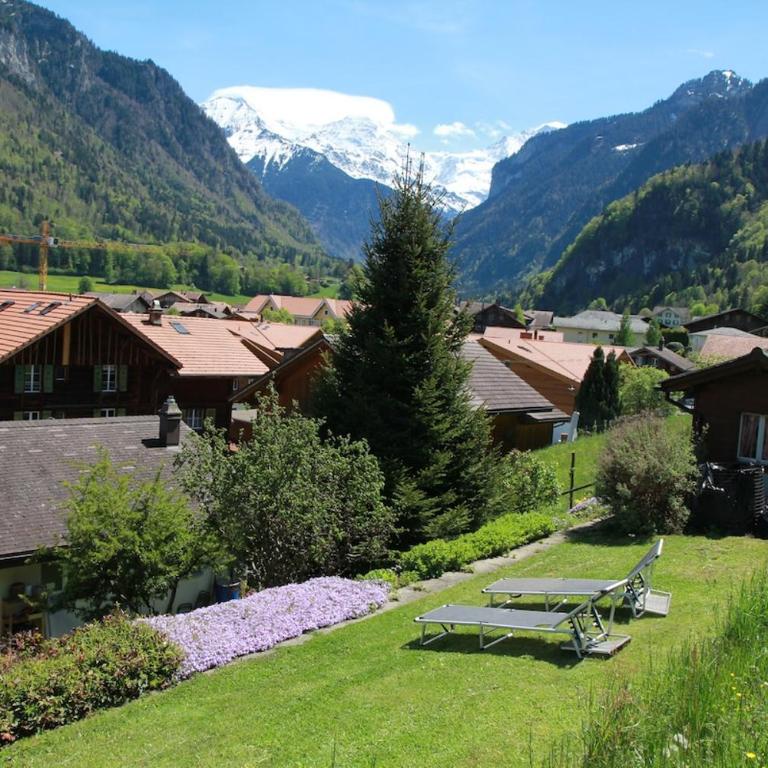 Alpine Escape with Swiss Fondue Hut and Mountain Views - Apartment mit 3 Schlafzimmern und Balkon - 17