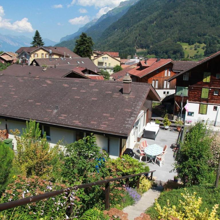 Alpine Escape with Swiss Fondue Hut and Mountain Views - Apartment mit 3 Schlafzimmern und Balkon - 18