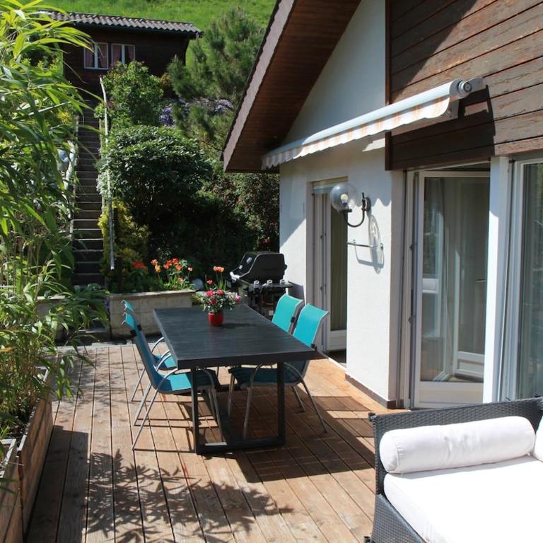 Alpine Escape with Swiss Fondue Hut and Mountain Views - Apartment mit 3 Schlafzimmern und Balkon - 4