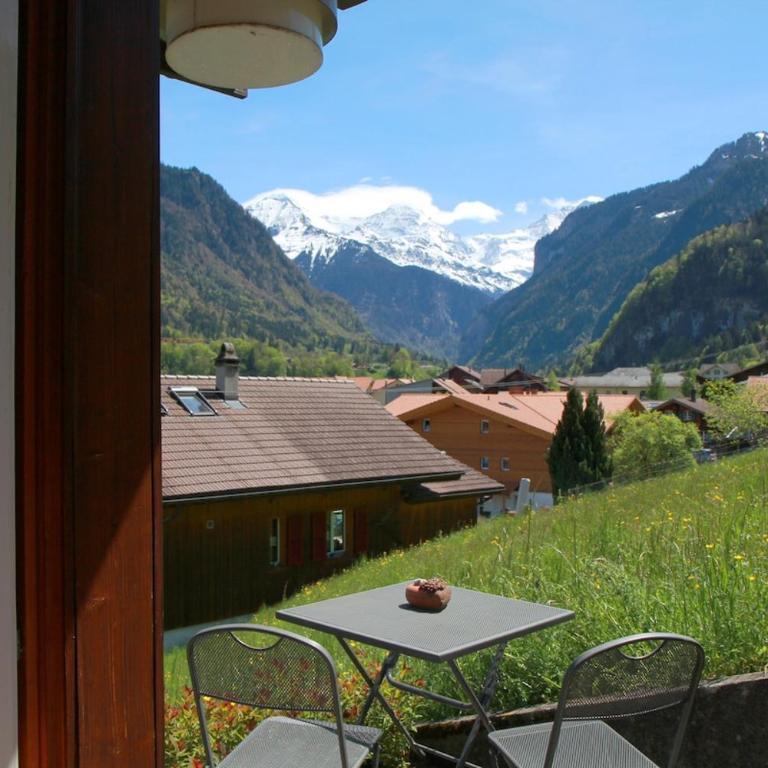 Alpine Escape with Swiss Fondue Hut and Mountain Views - Apartment mit 3 Schlafzimmern und Balkon - 22