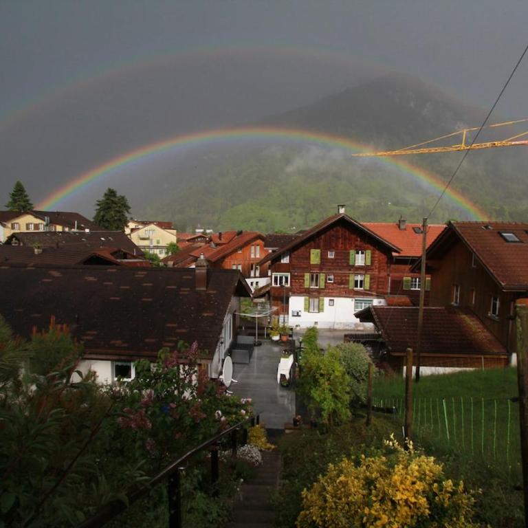 Alpine Escape with Swiss Fondue Hut and Mountain Views - Apartment mit 3 Schlafzimmern und Balkon - 25